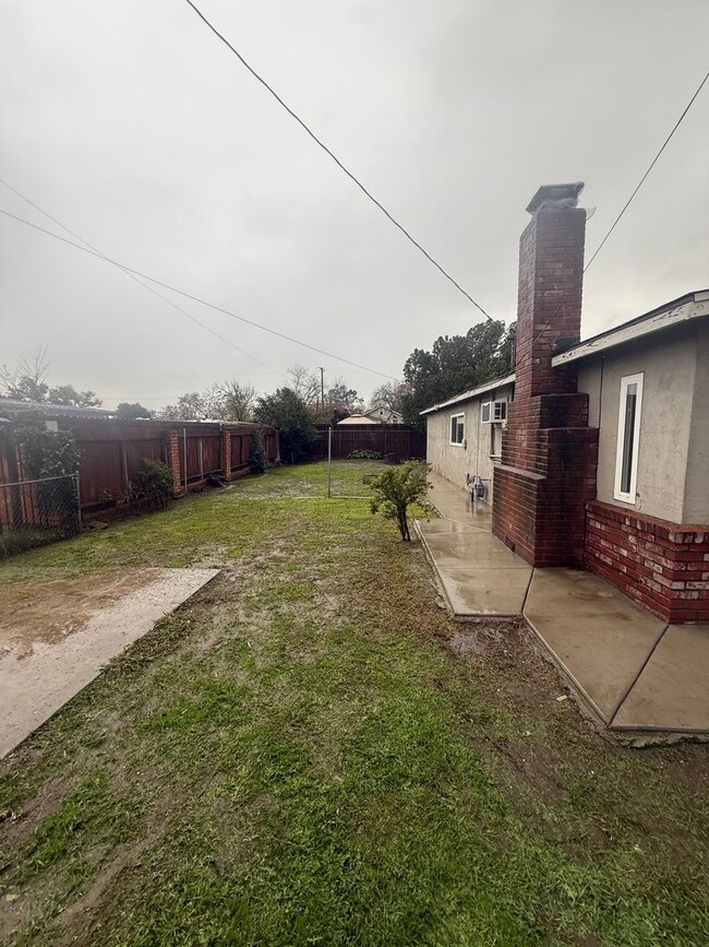 Foto del edificio - STOP BY, PEEK THROUGH THE WINDOWS AND EXPLORE THE AREA!