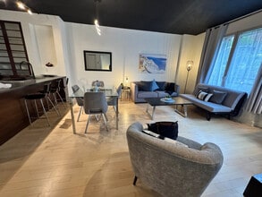 Building Photo - 1100 Rue Jeanne-Mance