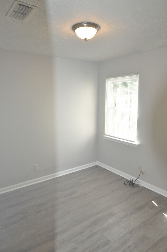 Foto del edificio - AVAILABLE NOW!!!