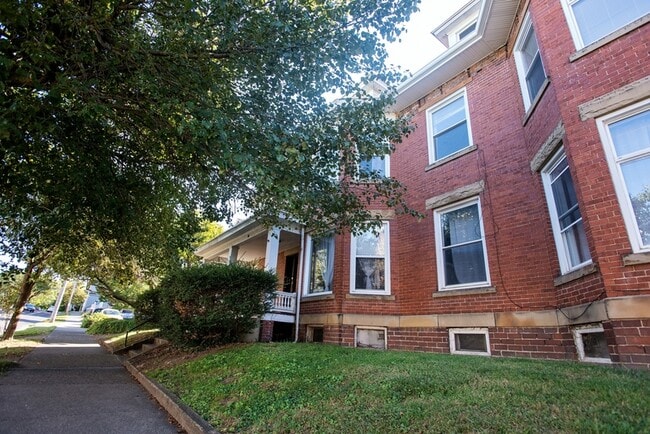 Building Photo - 27 N College St