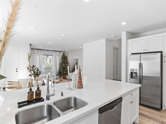 Building Photo - 143 Episode