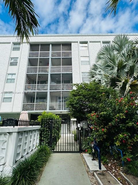 Foto del edificio - 2425 NE 135th St