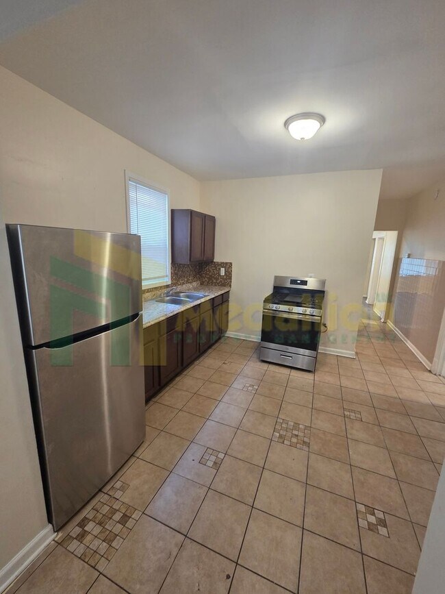 Foto del edificio - Spacious 3-Bedroom Home with Modern Update...