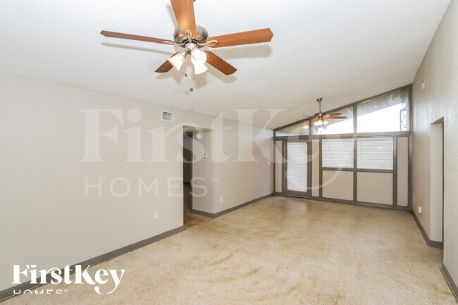 Building Photo - 2749 Elm Dr NE