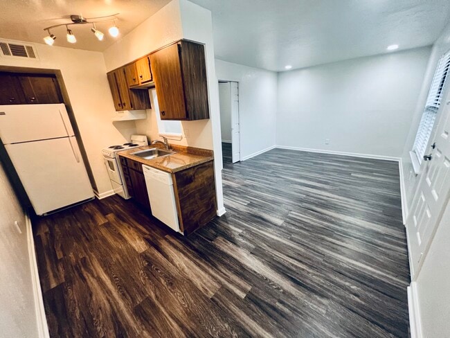 Building Photo - The Landing On 9