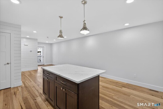 Foto del edificio - 32 1/2 Village Rd