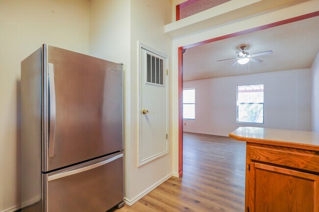 Building Photo - 3 Bedroom 1 Bathroom