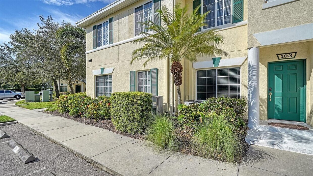 Primary Photo - Like new 2 bedroom / 2.5 bath Condo in Her...