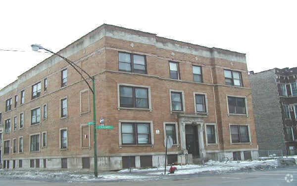 Primary Photo - 5701 S Calumet Ave