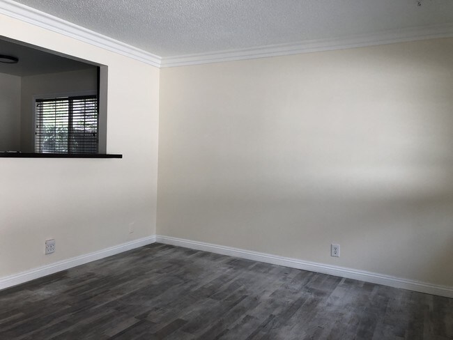 Foto del edificio - 2426 Oswego St
