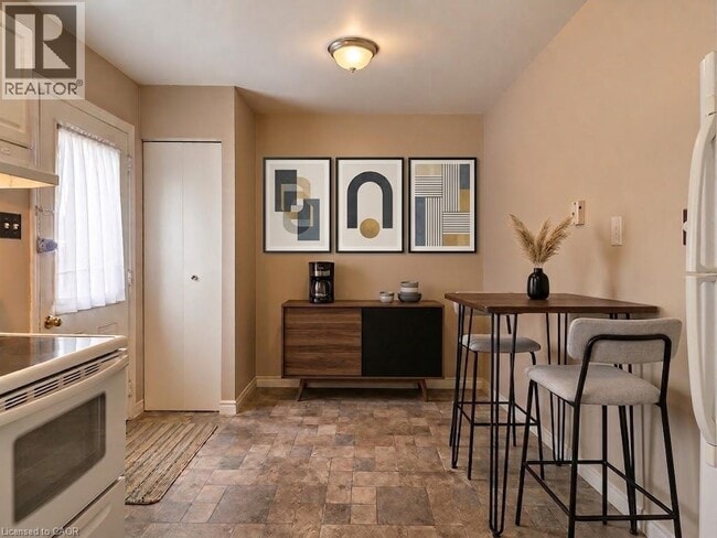 Building Photo - 475 Sandringham Crescent