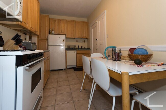 Foto del edificio - Large Renovated Unit in Brighton for June ...
