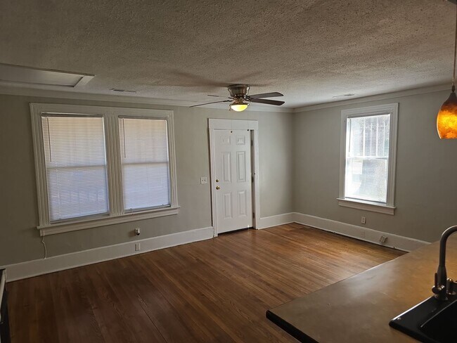Foto del edificio - 2 Bedroom 1 bath duplex very close to Colu...