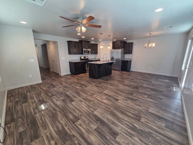Foto del edificio - Spacious 4 Bedroom Home!