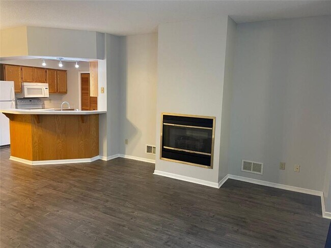 Foto del edificio - 10914 Bush Lake Rd