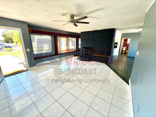 Building Photo - 563 Parkview Dr