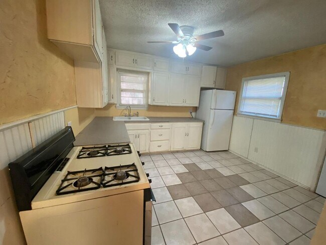 Foto del edificio - Come see this 2 bed, 1 bathroom spacious h...