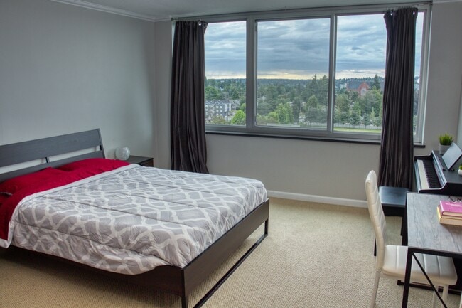 12th floor bedroom with great North facing views and lots of natural light - 4540 8th Ave NE