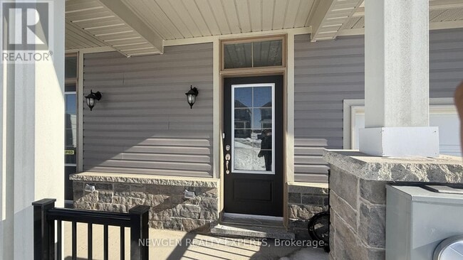 Building Photo - 33 MacKenzie St