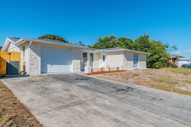 Building Photo - 3/2/1 in Port Richey