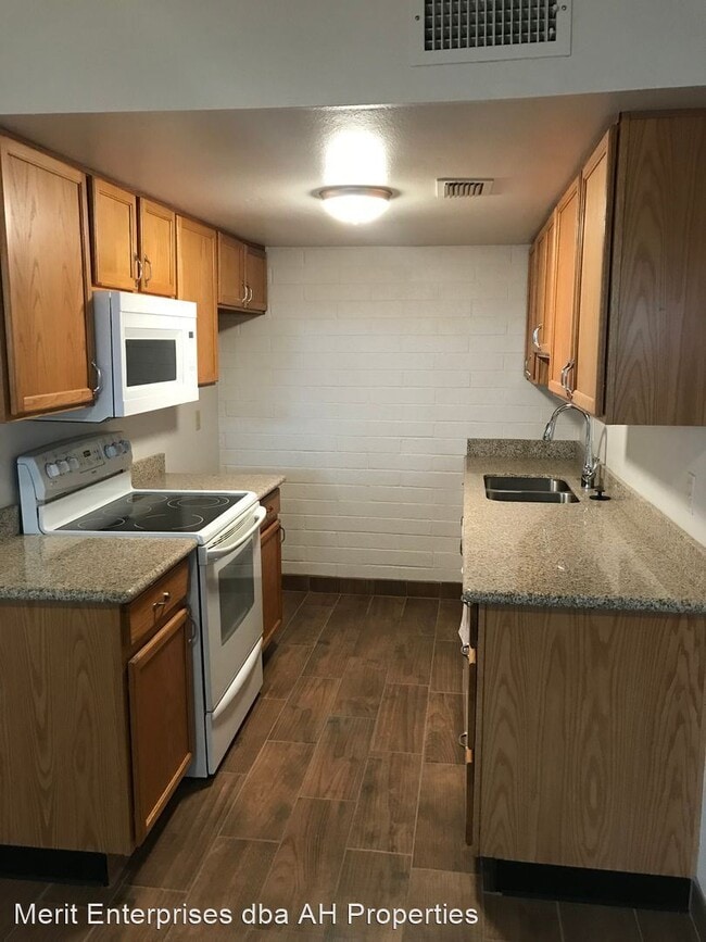 Building Photo - 2 br, 1.5 bath House - 8562 E ROOSEVELT ST