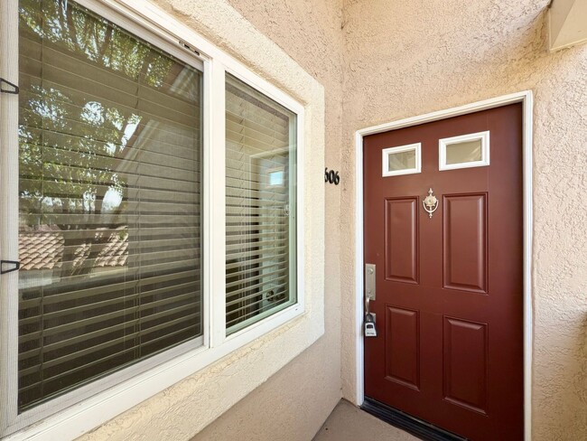 Building Photo - Upper level condo in Rancho Del Oro!