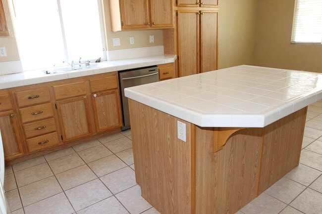 Foto del edificio - Coming Soon! Currently being updated! Stunning two-story home for lease in Riverside, California!
