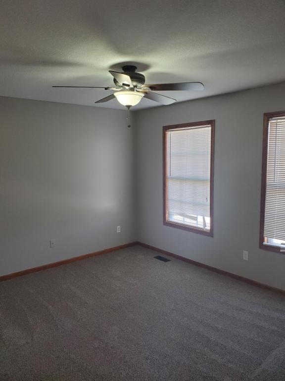 Building Photo - 716 SW Tisha Ln