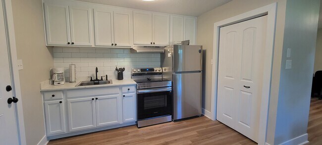 Foto del edificio - 405 Blyth Rd