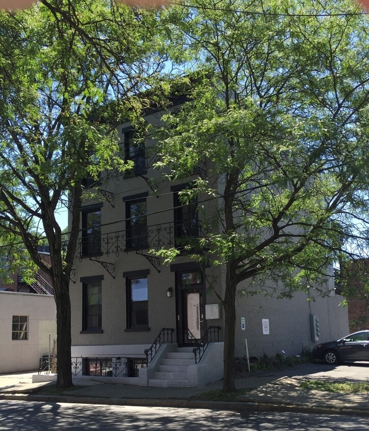Front - 104 Ferry St