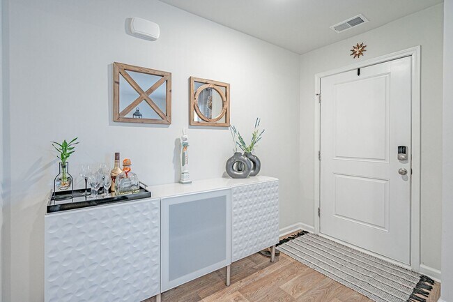 Foto del edificio - Spacious 4 bed, 2.5 bath Home with Neighbo...