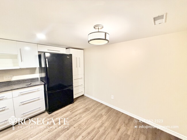 Photo du bâtiment - Bright 1-Bedroom Basement Apartment with All Utilities & 2 Parking Spaces in Kitchener