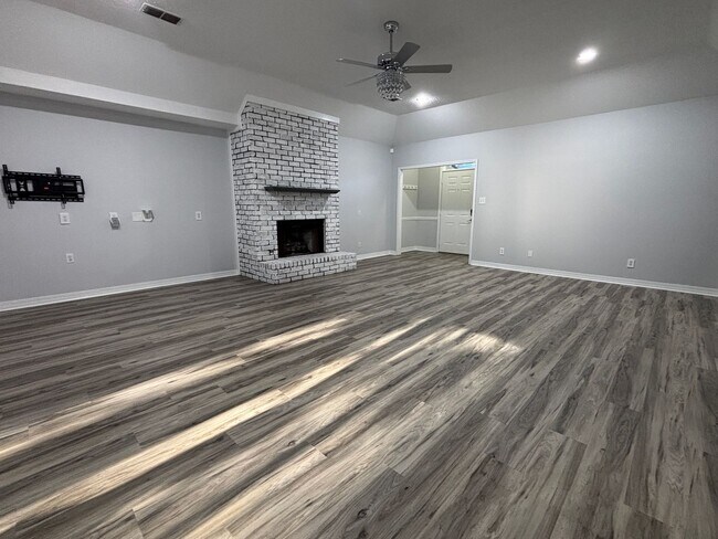 Foto del edificio - SPACIOUS HOME WITH FLEX ROOM