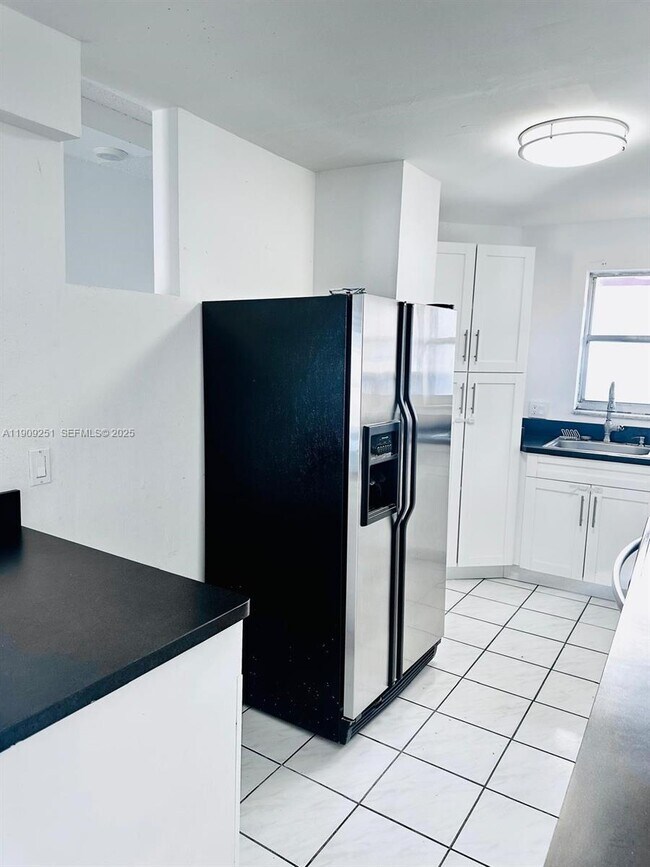 Building Photo - 1750 W 46th St