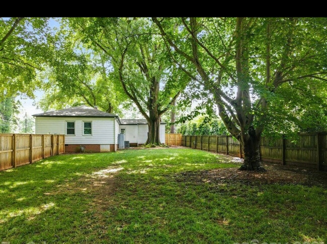 Foto del edificio - 4326 Castleton Rd