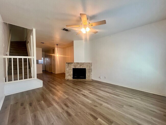 Foto del edificio - 2 Bedroom/2.5 Bath Townhome! Close to Majo...