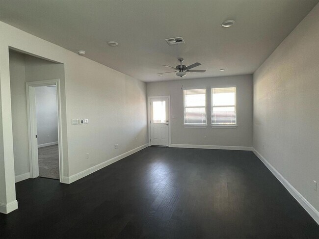Foto del edificio - 15501 Ellinger Dr