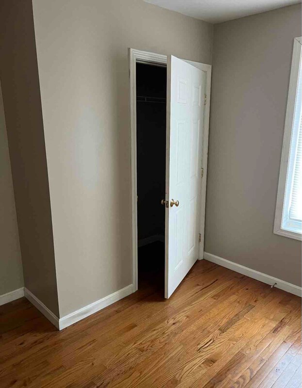 Building Photo - 606 Champlain St