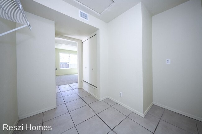 Building Photo - 3 br, 2 bath House - 3212 South Magda Ave