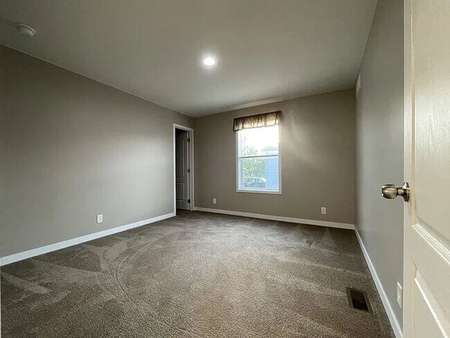 Foto del edificio - 7204 E Grand River Ave
