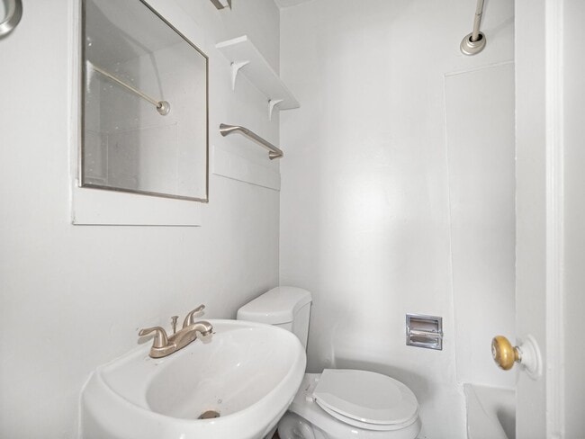 Building Photo - SUPER LOWER SOUTH HILL LOCATION , CLOSE TO HUCKLEBERRY MARKET