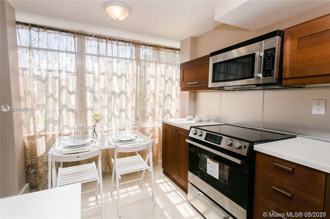 Foto del edificio - 250  180th Dr 455 Sunny Isles Beach Fl 33160