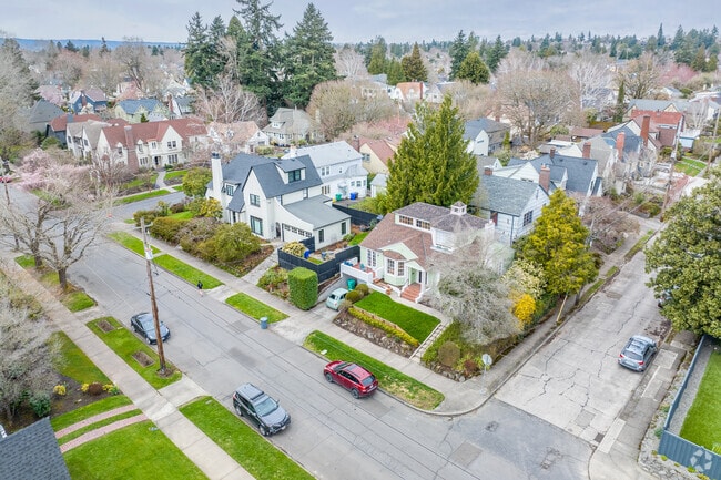 Named for the charming park in the middle of the neighborhood, Grant Park in northeast Portland offers a quiet residential experience.