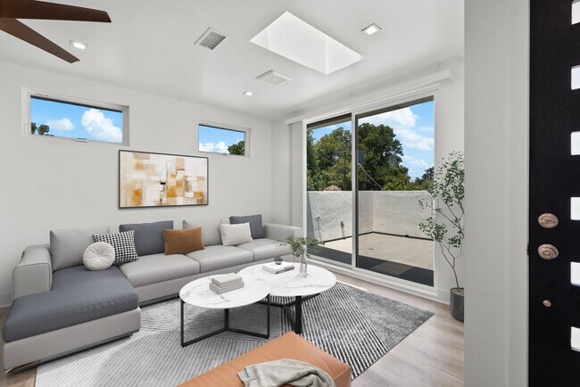 Foto del edificio - 6053 Teesdale Ave