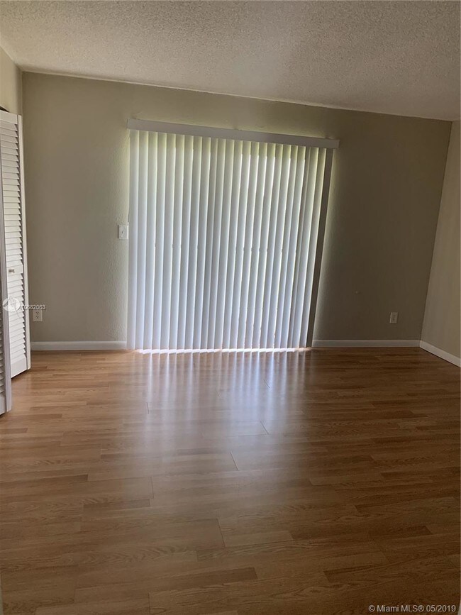 Foto del edificio - 1416 Meadows Cir W