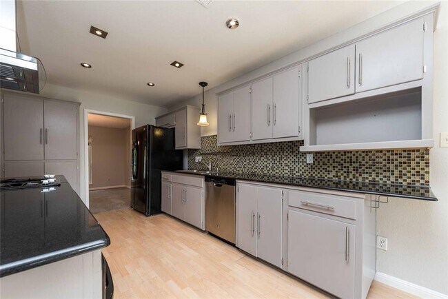 Building Photo - 5505 Pendleton Ln