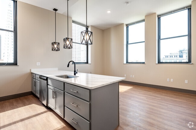 2BR, 2BA - 928SF - 75 Public Square