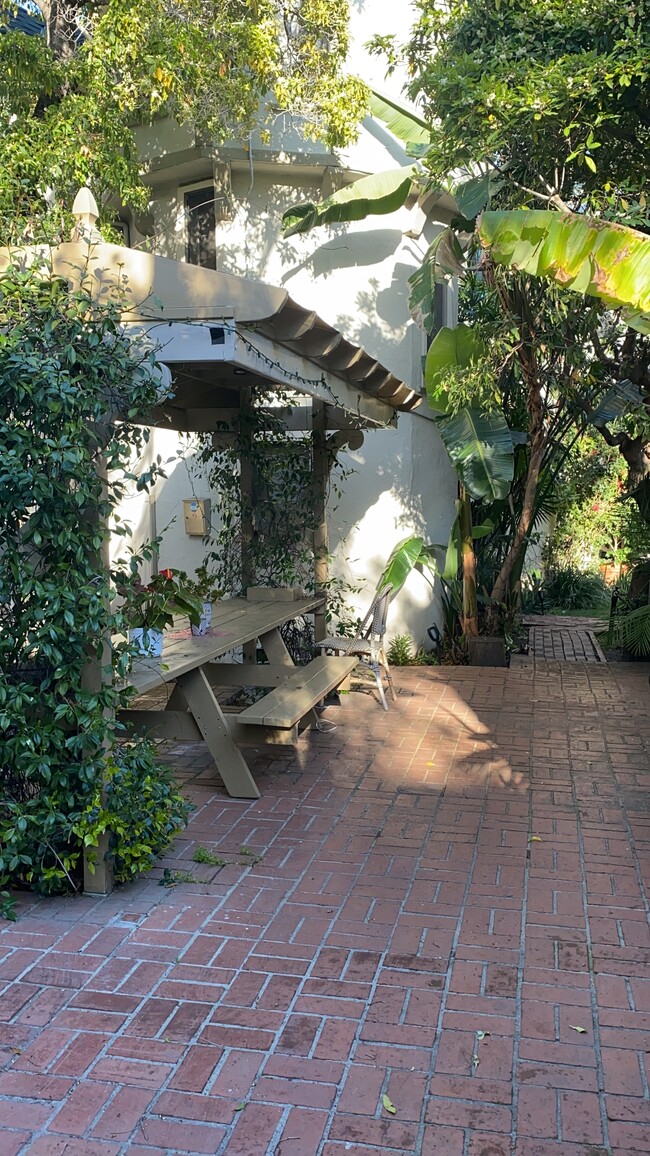 communal table - 7219 Hampton Ave