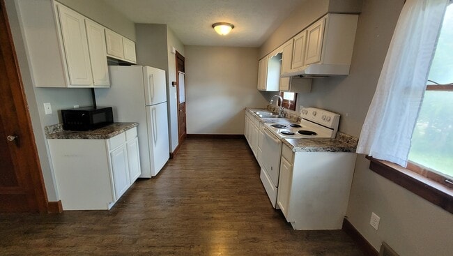 Building Photo - 908