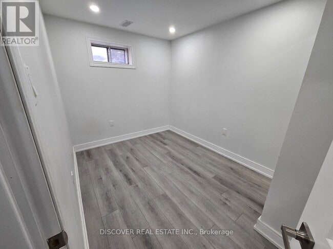 Building Photo - 186 Floradale Dr